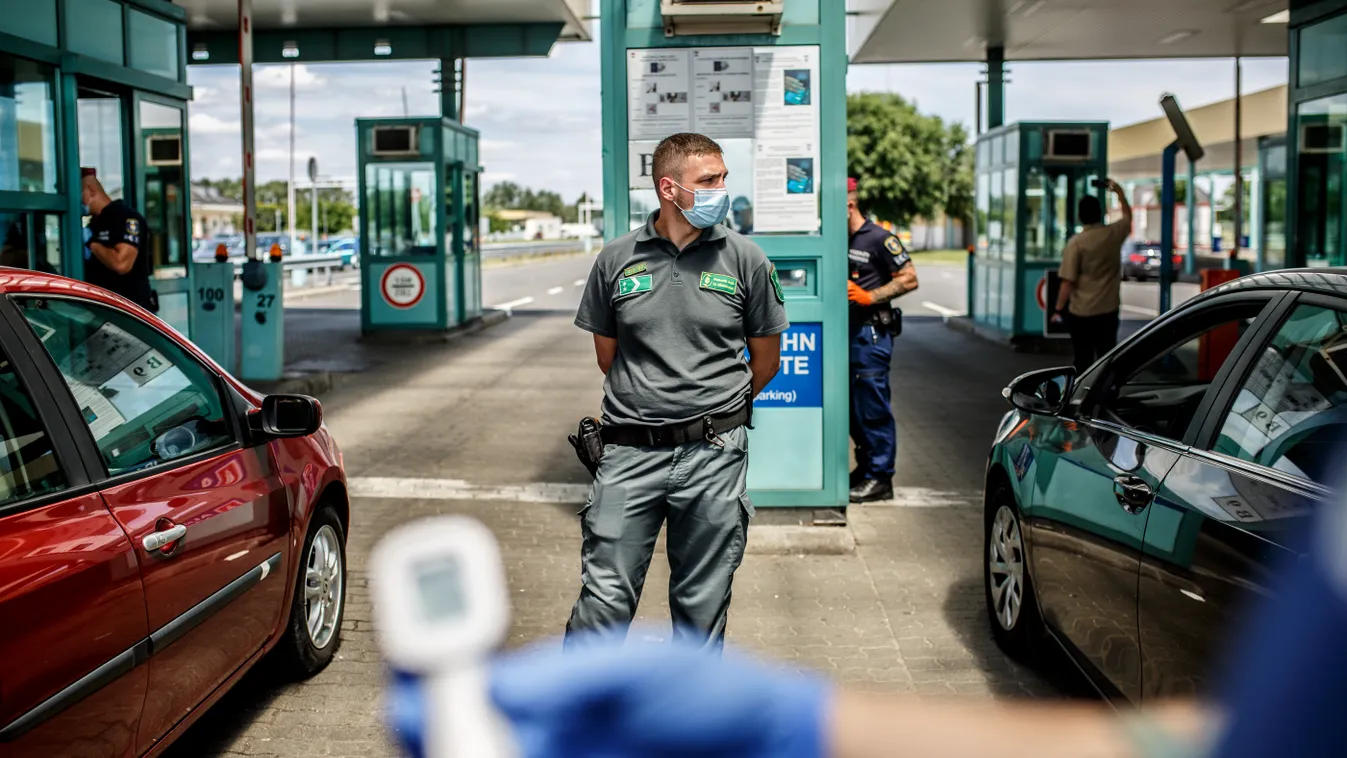 Röszke, határ, határátkelő, ellenőrzés, koronavírus, 2020.07.15., maszk, arcmaszk, védőmaszk, kesztyű, védőfelszerelés, omsz, országos mentőszolgálat, mentő, lázmérő, lázmérés, vám, nemzeti adó- és vámhivatal 