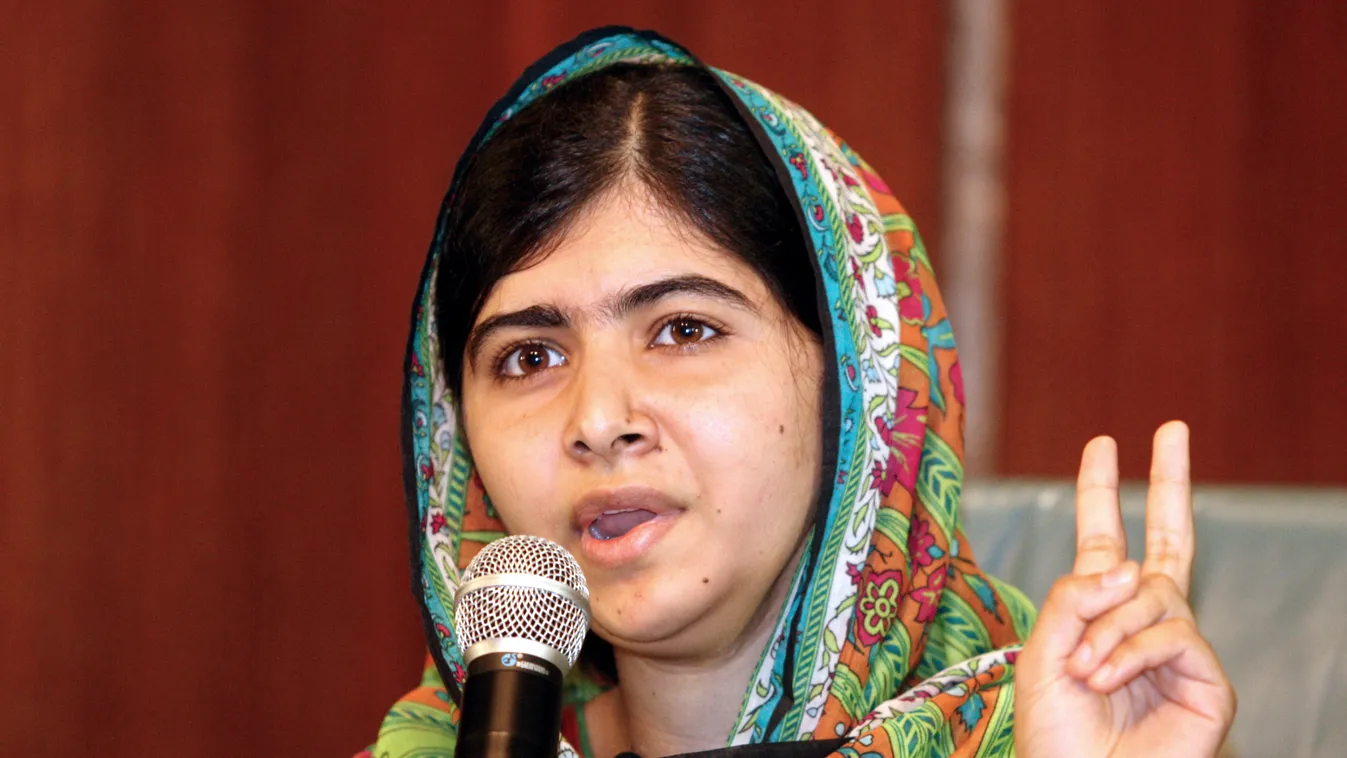 - (FILES) - Picture taken on July 14, 2014 shows Pakistani education activist Malala Yousafzai giving a press conference after meeting with the Nigerian president in Abuja. Nobel-békedíj 