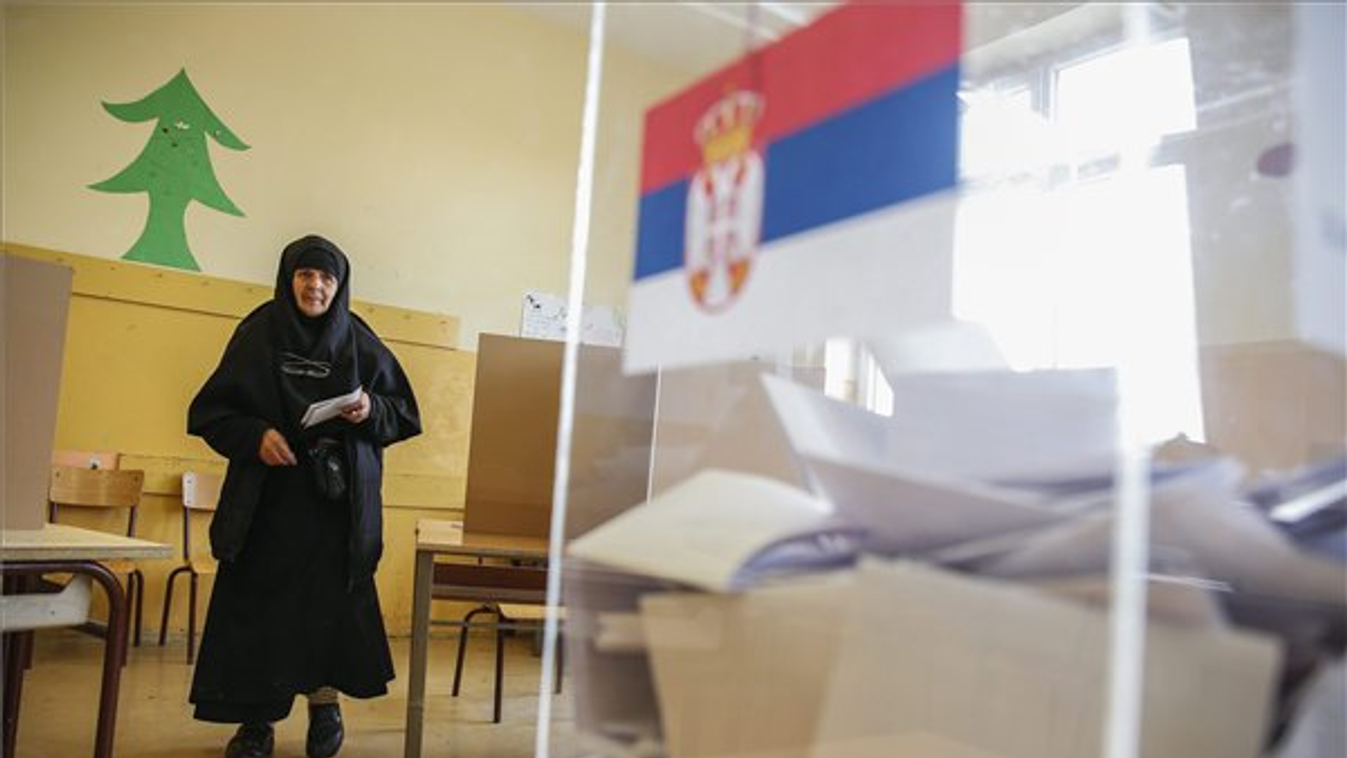 Egy idős koszovói szerb asszony készül leadni a szavazatát egy gracanicai szavazóhelyiségben  (MTI/EPA/Valdrin Xhemaj) 