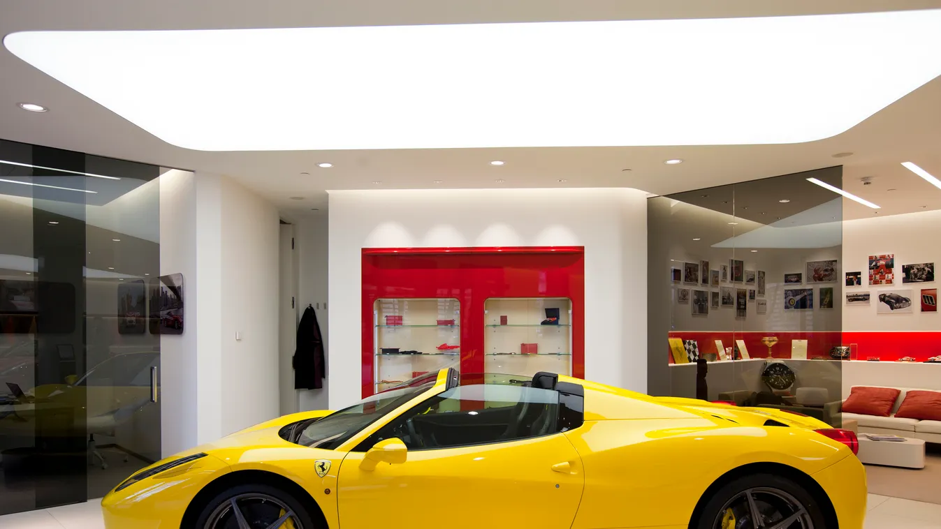 Ferrari szalon, Szabadság tér