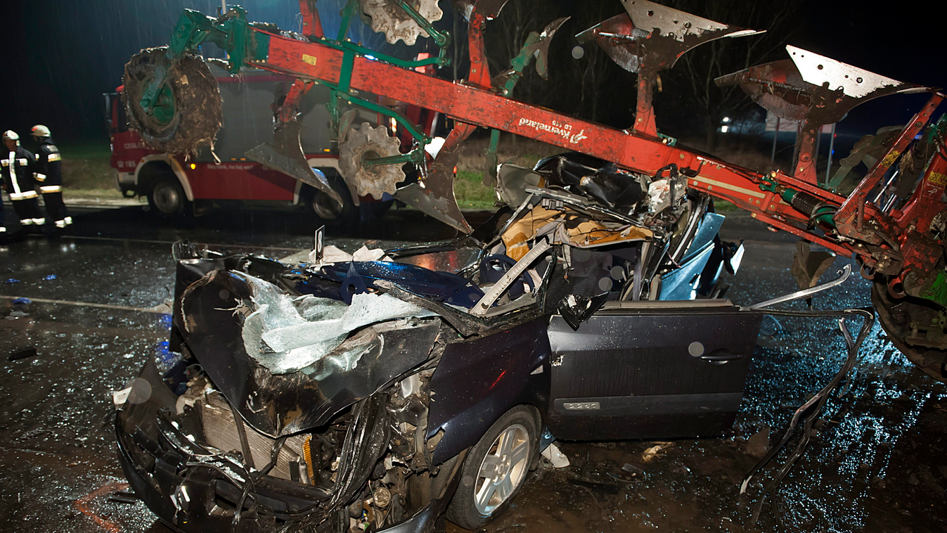 Abony, 2014. december 6.
Baleset helyszíne Abony közelében, a 4-es főúton az újszászi leágazásnál, ahol egy személygépkocsi traktorral ütközött 2014. december 6-án. A balesetben az autó utasa életét vesztette.
MTI Fotó: Lakatos Péter 