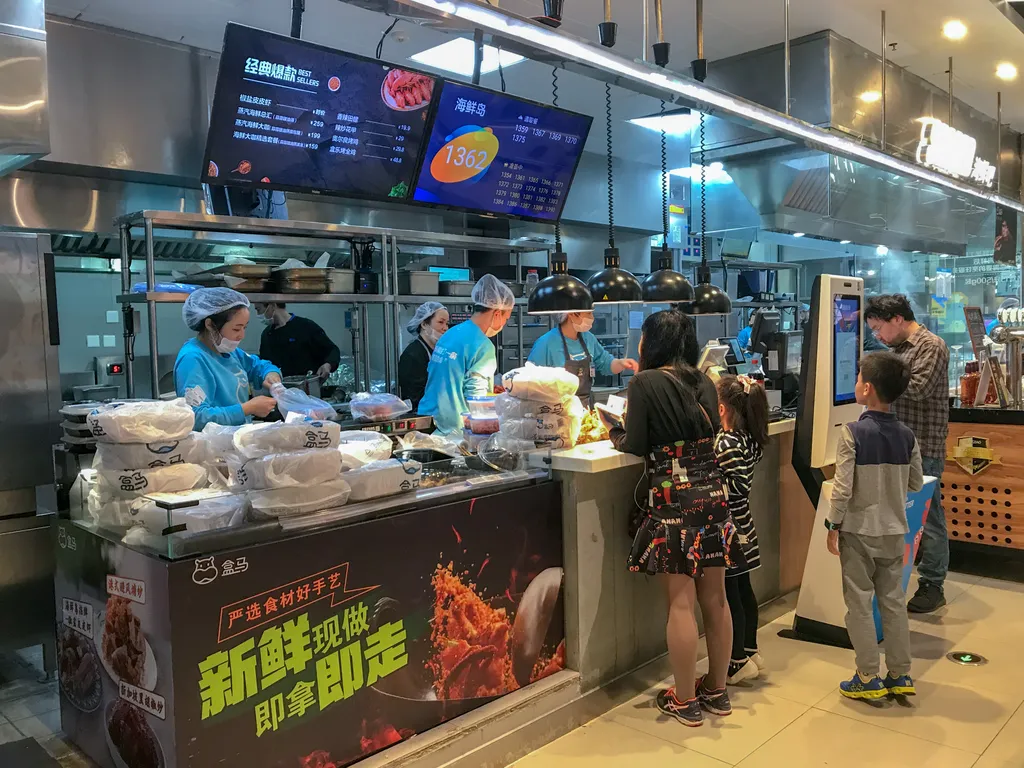 People flock to Alibaba Group's Hema supermarket in Shanghai China Chinese Shanghai Alibaba Hema Fresh Hemaxiansheng e-commerce experience
Alibaba szuperüzlet – galéria 