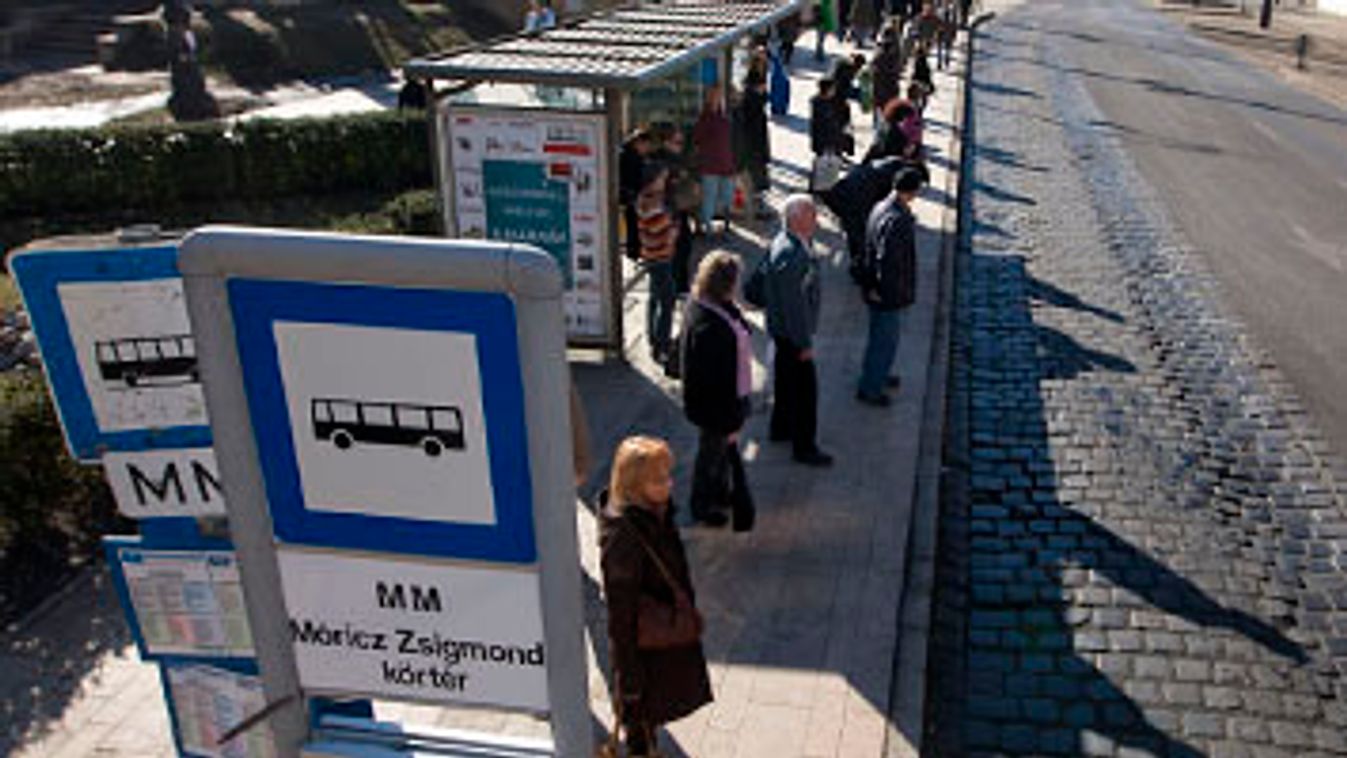 Térfigyelés a közösségi közlekedésben, egy BKV buszmegálló Budapesten