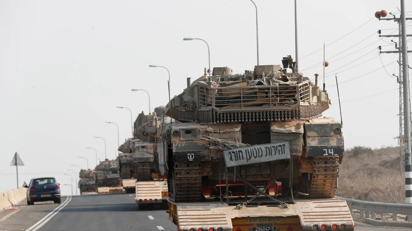 Az izraeli hadsereg tankokat szállít a Gázai övezet határa felé, a dél-izraeli Szderót közelében 