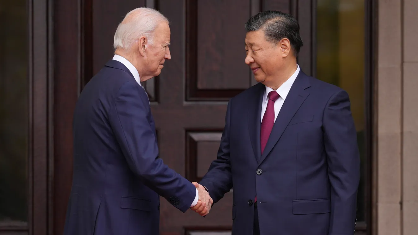 BIDEN, Joe; HSZI Csin-ping Woodside, 2023. november 15.
Joe Biden amerikai elnök (b) fogadja az Ázsiai és Csendes-óceáni Gazdasági Együttműködés, az APEC csúcstalálkozójára érkező Hszi Csin-ping kínai elnököt a kaliforniai Woodside-ban 2023. november 15-é