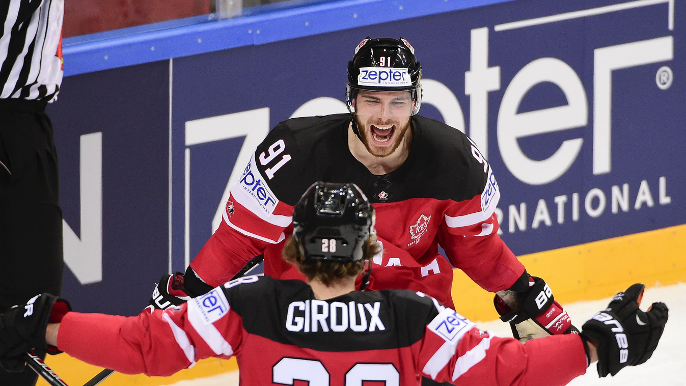 a kanadai jégkorong-válogatott tagjai, tyler seguin (91-es) és Claude Giroux ünnepelnek az oroszok elleni vb-döntőben 