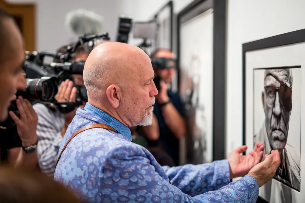 John Malkovich exkluzív tárlatvezetés, Sandro Miller fotókiállítás 