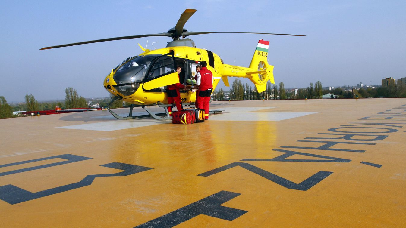 Foglalkozás helikopter kórház KÖZLEKEDÉSI ESZKÖZ légi mentő mentőhelikopter mentős SZEMÉLY tető Miskolc, 2014. április 2.
Légi mentők a miskolci Borsod-Abaúj-Zemplén Megyei Kórház és Egyetemi Oktató Kórház Csillagpont épületének tetején az átadás napján, 