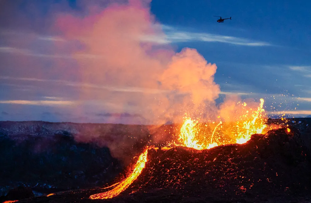 TOPSHOTS Horizontal NATURAL DISASTERS VOLCANO VOLCANO ERUPTION LAVA FLOW NIGHT 