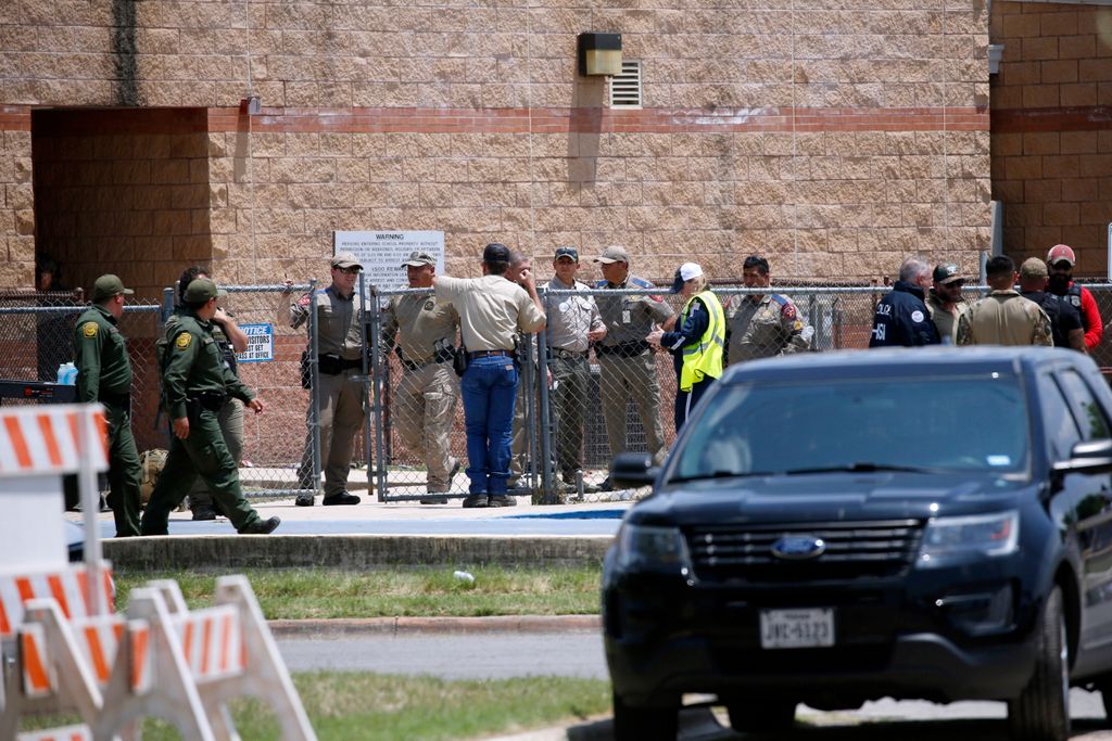 Iskolai lövöldözés Texas, Uvalde, Uvalde, a texasi Uvalde város Robb Általános Iskolájánál, amelyben egy tizenéves tüzet nyitott 2022. május 24-én. A 18 éves Salvador Ramosként azonosított támadó legkevesebb tizennégy diákot és egy tanárt lőtt agyo 