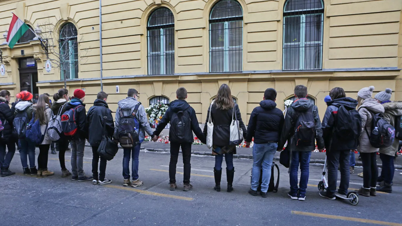 Gyertyagyújtás és megemlékezés a 16 halott diákra a Szinyei Merse Gimnázium előtt 2017 január 23-án gázszivárgás 