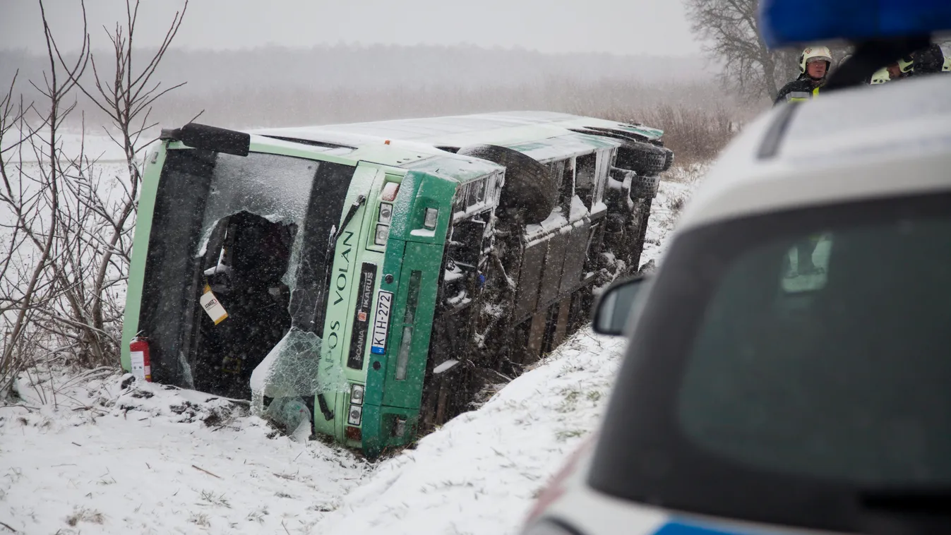 Barcs, 2015. február 6.
A Barcs és Drávaszentes között menetrend szerint közlekedő, a havas úton megcsúszott és árokba borult autóbusz 2015. január 6-án. A balesetben két ember súlyosan, nyolc könnyebben megsérült.
MTI Fotó: Varga György 