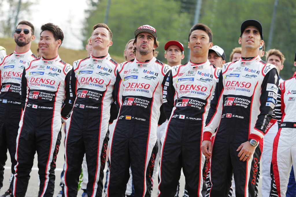 José María López, Kobajasi Kamui, Mike Conway , Fernando Alonso, Nakadzsima Kazuki és Sébastien Buemi a Sportautó-világbajnokság (FIA WEC) spái nyitófordulóján a Toyota Gazoo Racing színeiben 