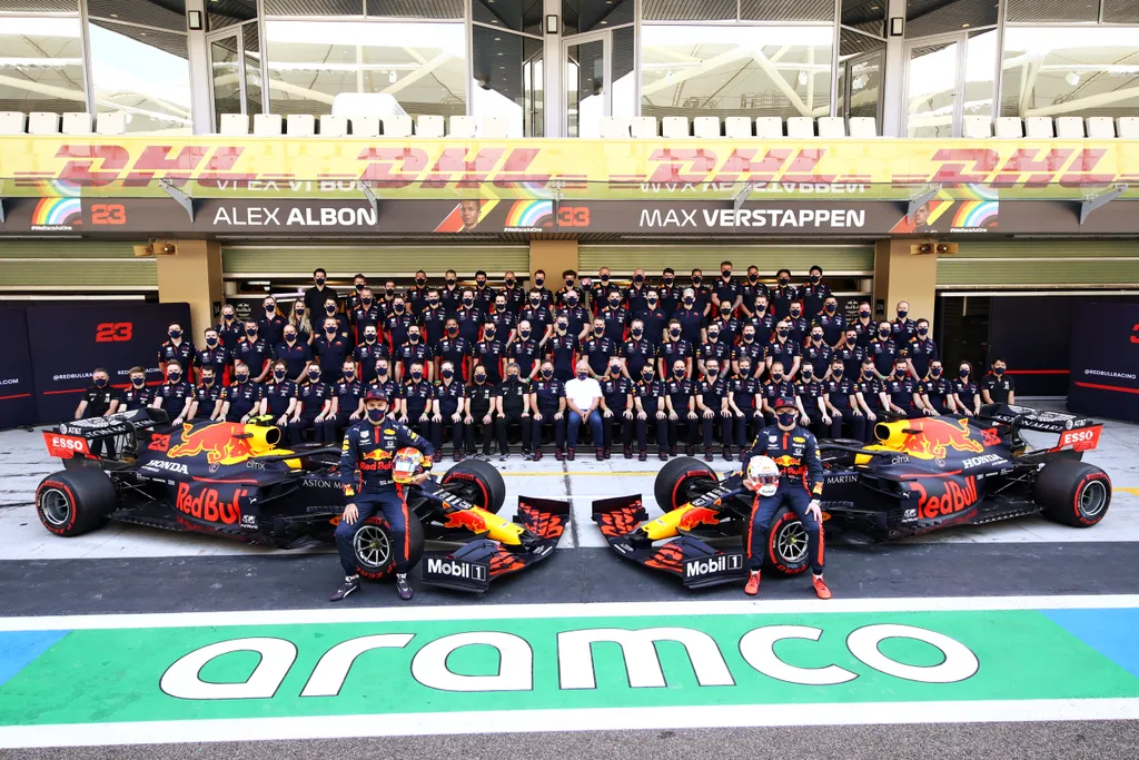 Forma-1, Abu-dzabi Nagydíj, Red Bull, csapatfotó, Max Verstappen, Alex Albon 