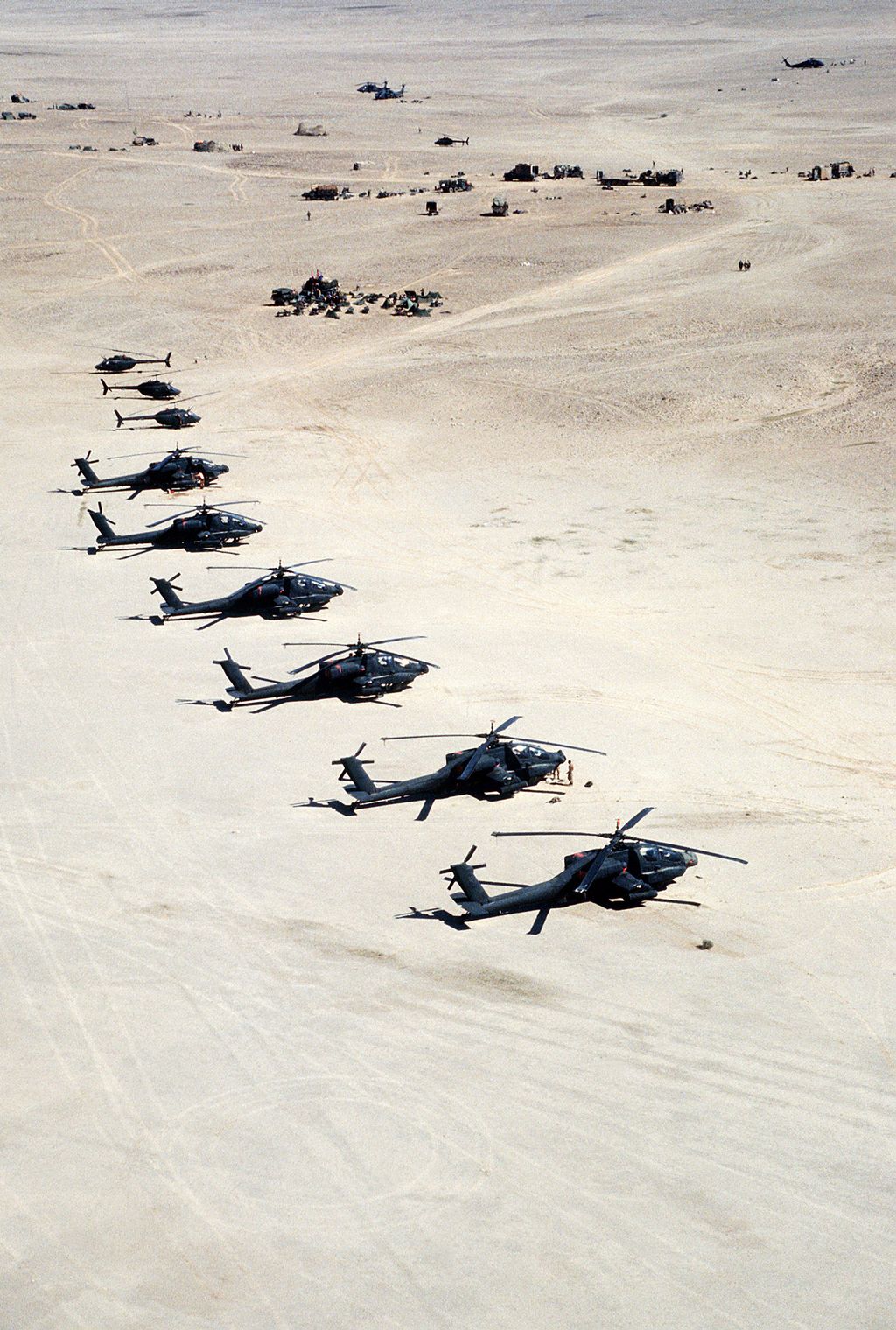 GUERRE DU GOLFE - HELICOPTERES APACHE AH-64A GUERRE GOLFE OPERATION DESERT ARMEE AIR AMERICAINE AMERICAIN TEMPETE HELICOPTERE AH-64A APACHE KIOWA WARRIOR OH-58D GUERRE 