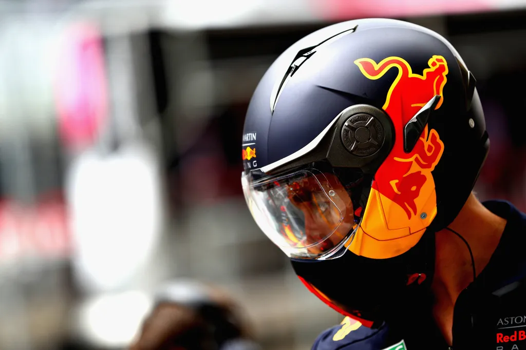 A Forma-1-es Osztrák Nagydíj pénteki napja, Red Bull Racing szerelő 