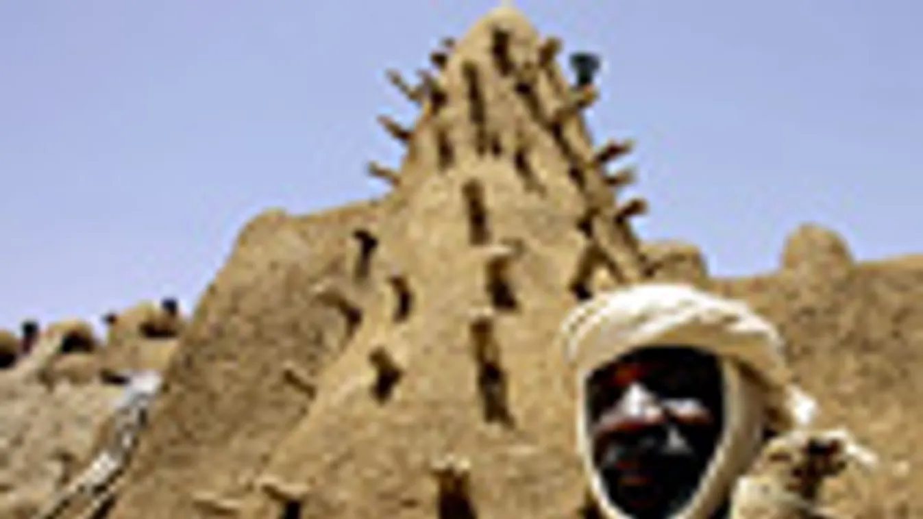 Mali, egy férfi sétál a Djinguereber (Masjid) mecset előtt Timbuktuban