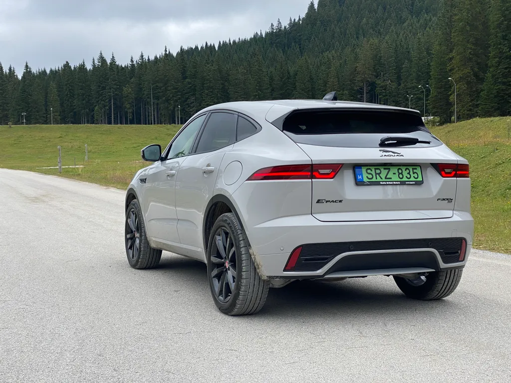 Jaguar E-Pace P300e PHEV teszt 