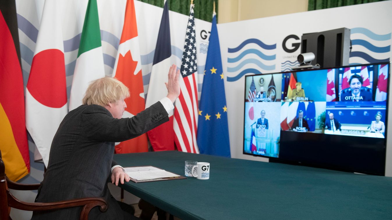 JOHNSON, Boris London, 2021. február 19.
Boris Johnson brit miniszterelnök üdvözli a világ hét legfejlettebb ipari országának (G7) vezetőit (a kijelzőn) a videokonferencia keretében folytatandó tanácskozás kezdetén Londonban 2021. február 19-én. A brit ko