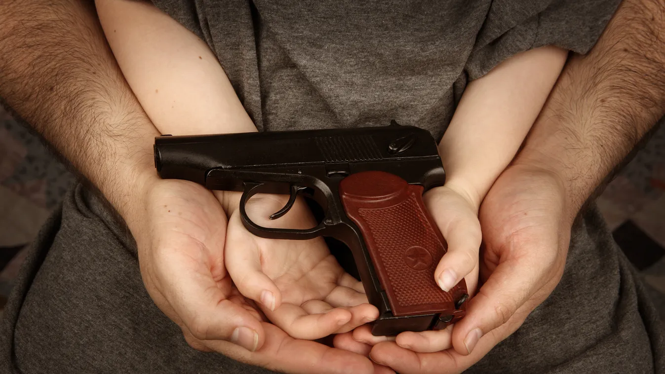 fegyver gyerek agresszió pisztoly Egy pszichológiai kísérlet rávilágít a családon belüli agresszió mintakövetésére 