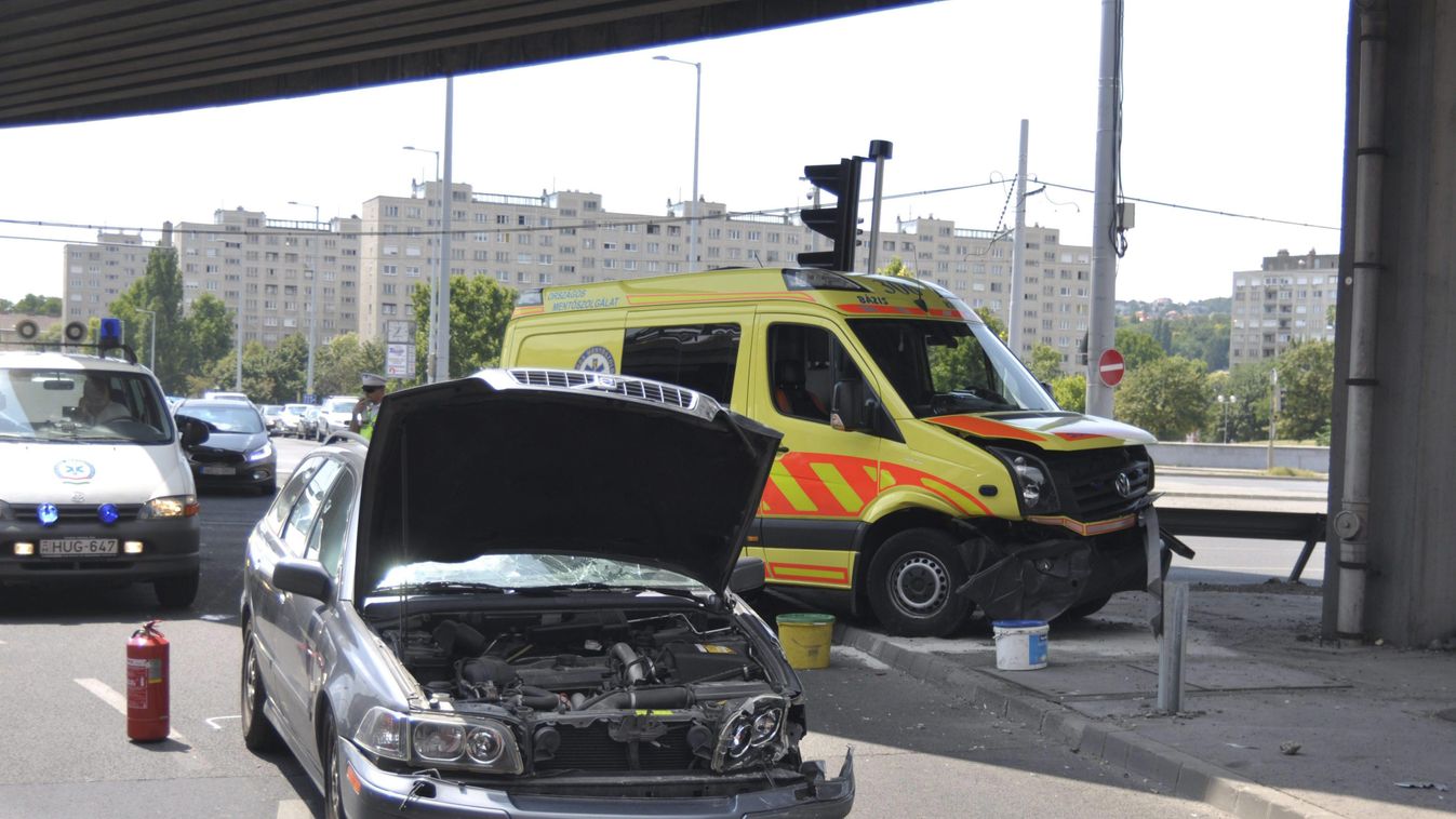 Budapest, 2015. július 21.
Összetört mentőautó és személygépkocsi a III. kerületi Flórián téren, miután a járművek összeütköztek 2015. július 21-én. A balesetben hárman megsérültek, a mentőautó nem szállított beteget.
MTI Fotó: Mihádák Zoltán 