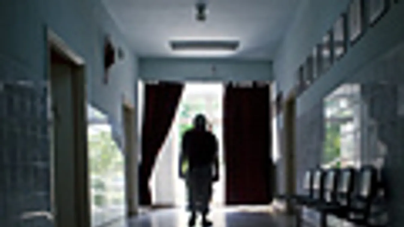 pszichiátria, 
Egy beteg sétál a Bács-Kiskun Megyei Önkormányzat Pszichiátriai és Fogyatékos Betegek Otthonának folyosóján, Kiskunhalason