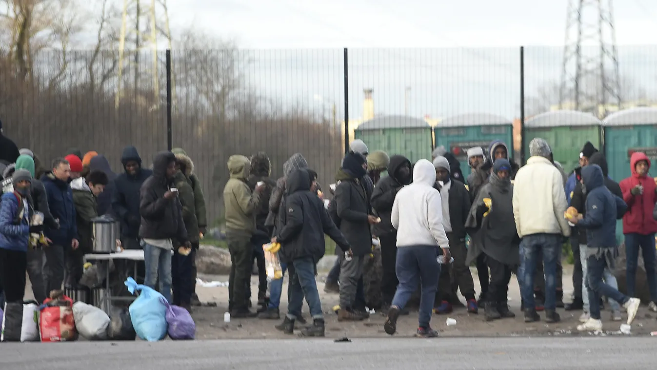 hatóságok köröznek egy afgánt az észak-franciaországi Calais-ban 