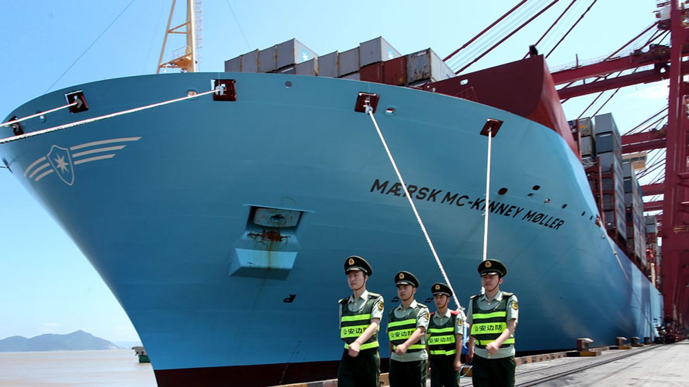 Maersk Mc-Kinney Moller nevű konténerszállító hajó, a világ leghosszabb hajója Ningbo kikötőjében 