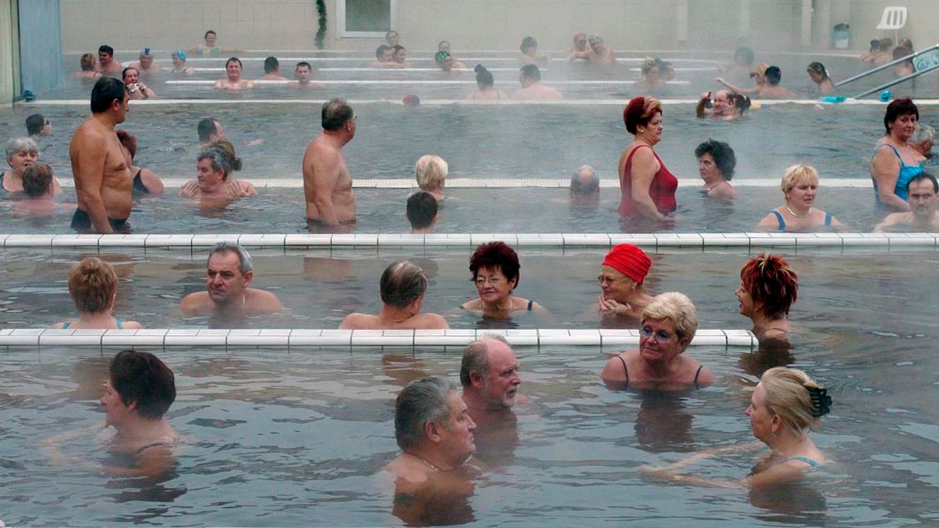 fürdőző fürdőző Hajdúszoboszló, 2007. január 3.
Fürdőzők Hajdúszoboszlón. A Hungarospa Gyógyfürdő és Egészségturisztikai Rt. sikeres évet zárt, ugyanis a gyógyászati szolgáltatás 43, a terápiás kezelések 13, a szabadstrandi területen pedig 10 százalékkal 