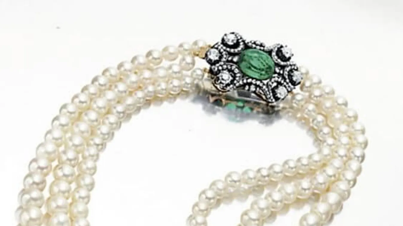 gyöngy fotók
10 Natural Three Strands Pearls Necklace – $1.4 million 