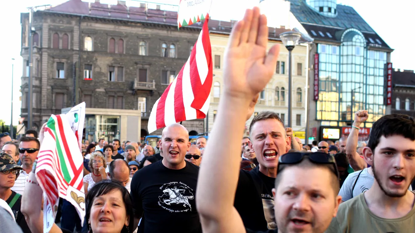 Hatvannégy Vármegye Ifjúsági Mozgalom szimpatizánsai tüntetnek a bevándorlás ellen a pesti Baross téren.
Fotó:Diudás Szabolcs
2015.07.10. 