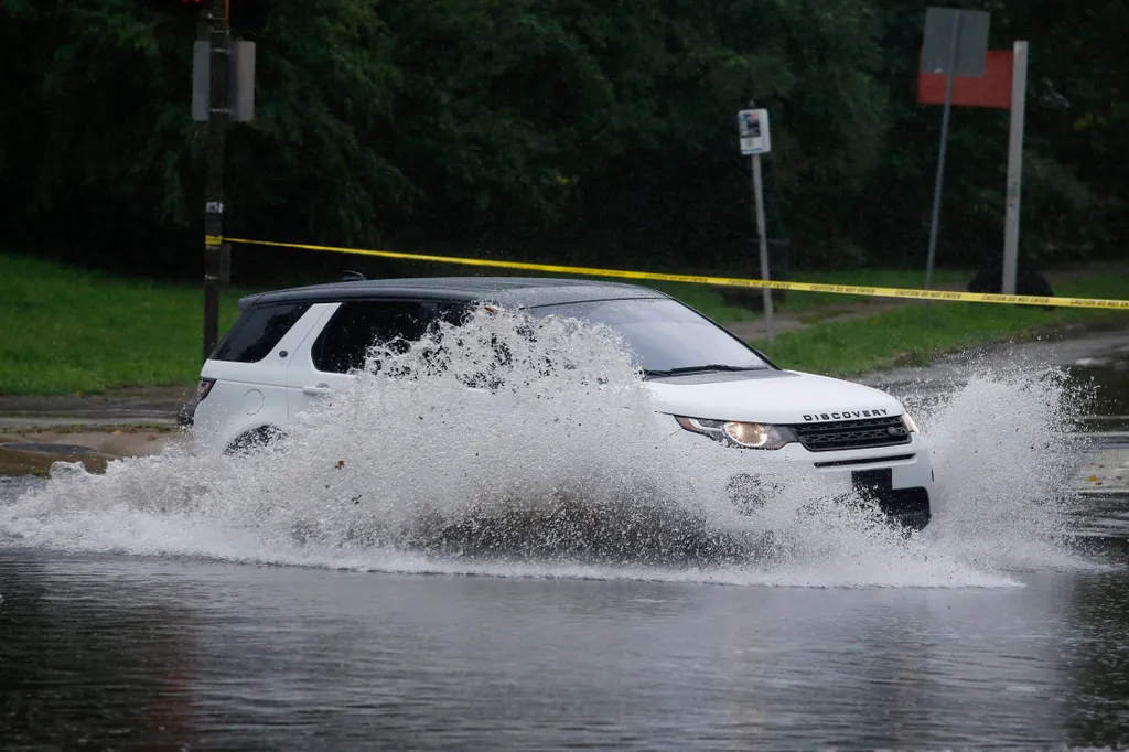 Philadelphia, 2020. augusztus 4.
Árvízben araszoló autó az Ézsaiás trópusi vihar elvonulása után Philadelphiában 2020. augusztus 4-én. Pennsylvania államban a vihar számos településen áradásokat okozott.
MTI/AP/Matt Slocum 