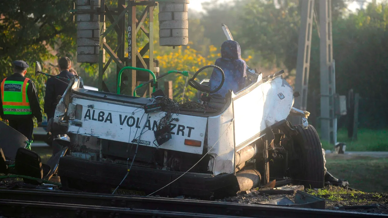 Személyvonat ütközött autóbusszal Nagylókon, a buszsofőr meghalt 