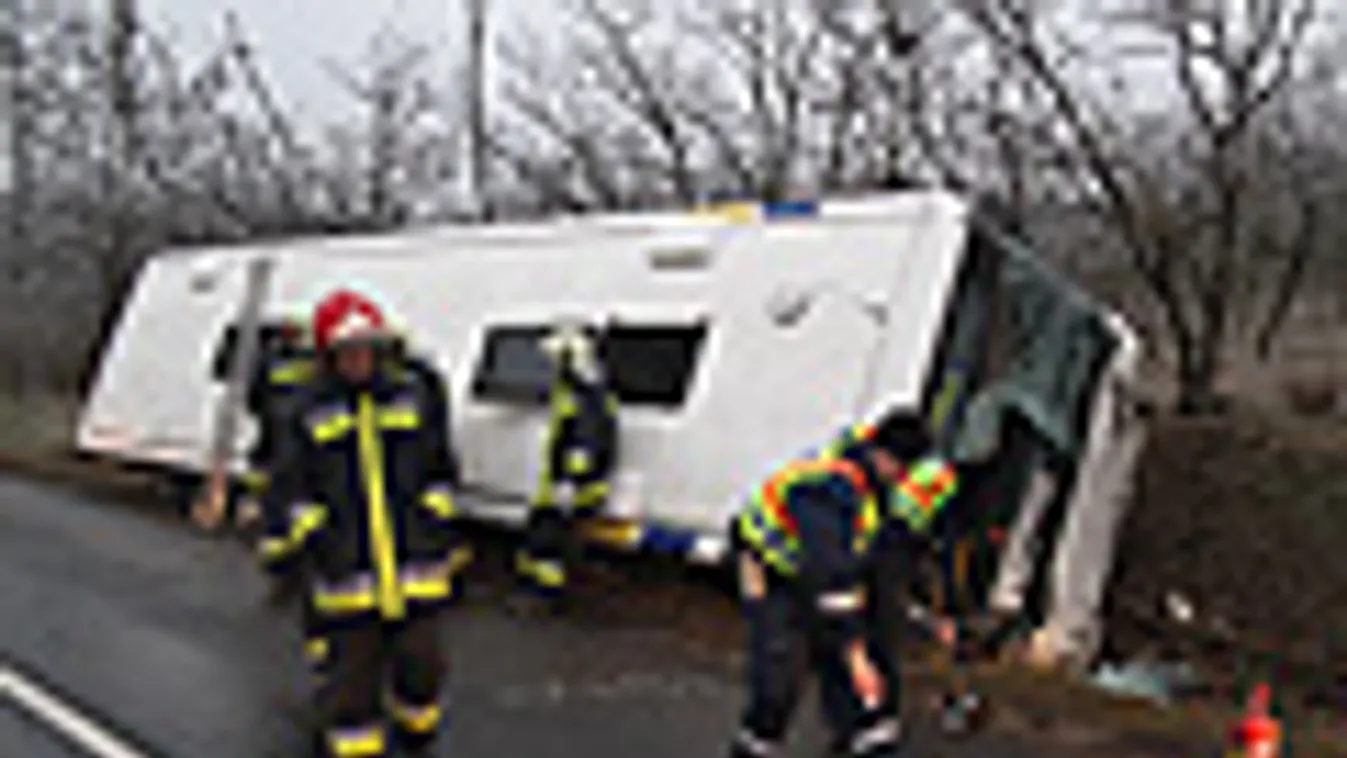 baleset, Tűzoltók és rendőrök dolgoznak a 811-es úton, Székesfehérvár és Pátka között, ahol felborult egy menetrend szerint közlekedő helyközi autóbusz