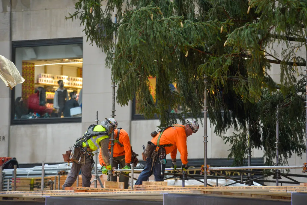 79-foot Christmas Tree Arrives In New York City's Rockefeller Center NurPhoto General news November 13 2021 13th November 2021 Rockefeller Plaza Trees Horizontal, Karácsonyfa 