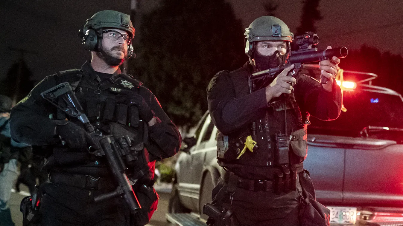 Éjszaka újabb amerikai városokban voltak zavargások, gyújtogatások, Portland, rendőrség, tüntetés 