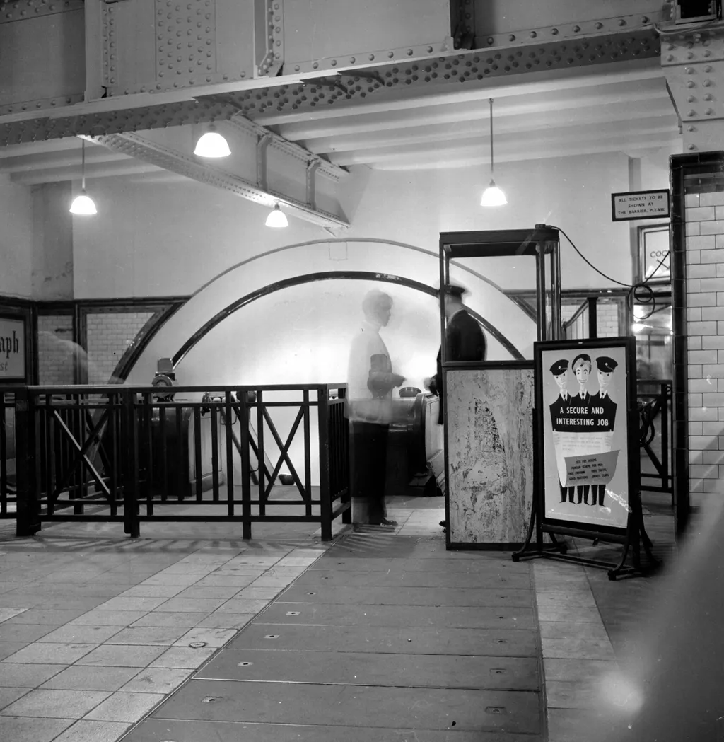London Underground metró  LONDRES - METRO METROPOLITAIN CHEMIN FER STATION TUBE UNDERGROUND POINCONNEUR TRANSPORT carré ENTREE METRO 