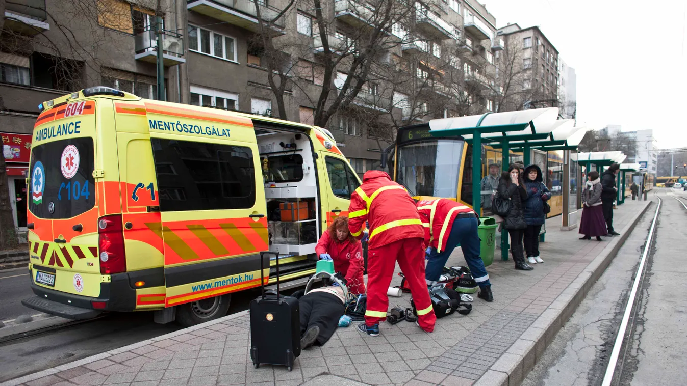 Életmentés a /-os villamos Budafoki úti megállójában, a 6-os ezért nem jár 