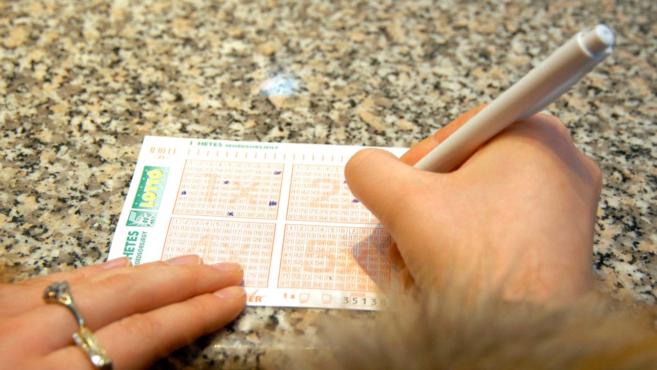 lottó kitölt lottószelvény TESTRÉSZ kéz lottó kitölt lottószelvény TESTRÉSZ kéz Budapest, 2008. január 11.
Egy lottózó kitölti szelvényét az Oktogonon lévő fogadóirodában, miután ismét óriási nyeremény, mintegy 2,2 milliárd forint várható a 3. játékhéten 