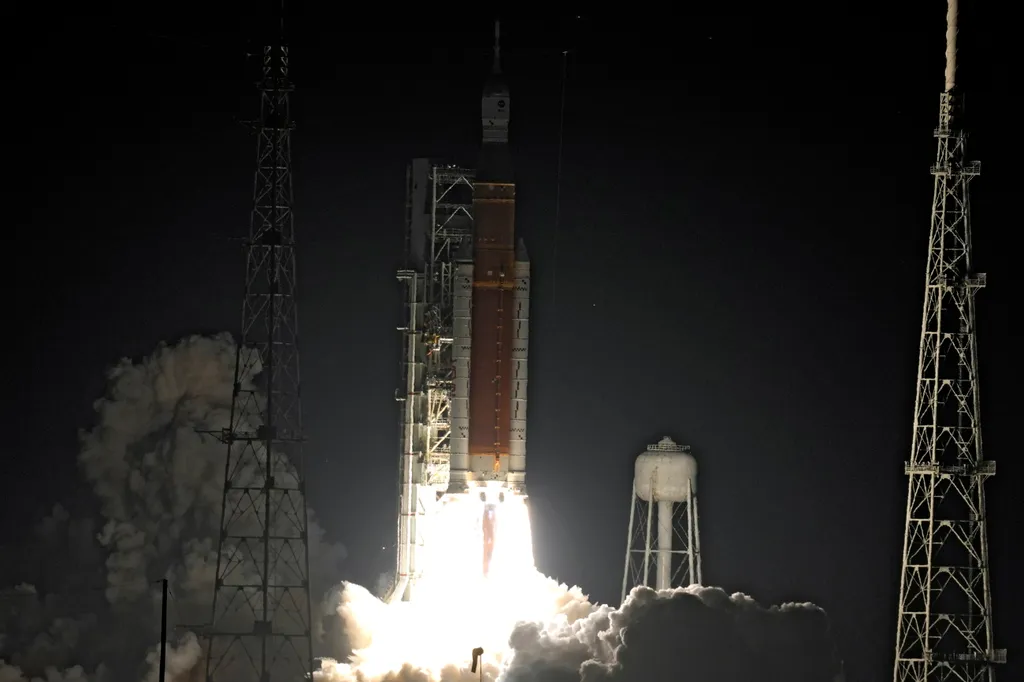 Amerikai holdrakéta tesztje
Az Orion amerikai Hold-űrhajó egy Artemis hordozórakétával összekapcsolva elindul a Kennedy Űrközpont kilövőállásáról a floridai Cape Canaveralben 2022. november 16-án. Az űrhajó fedélzetén csak három kísérleti bábu utaz 