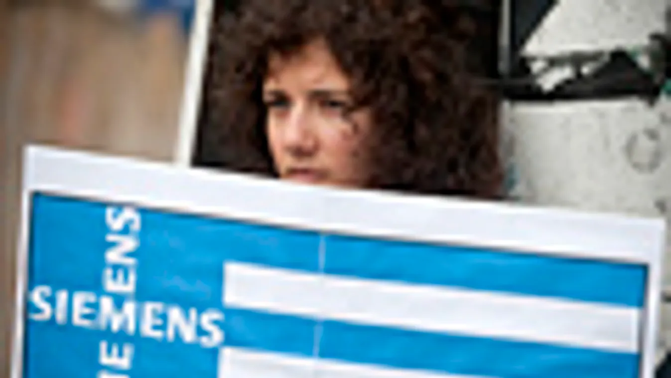A németek mentik meg Európát, görög aktivista Berlinben, a német befojás ellen tiltakoztak
