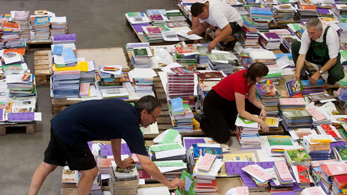 Tankönyveket csomagolnak a Nemzeti Tankönyvkiadó Zrt.  munkatársai
