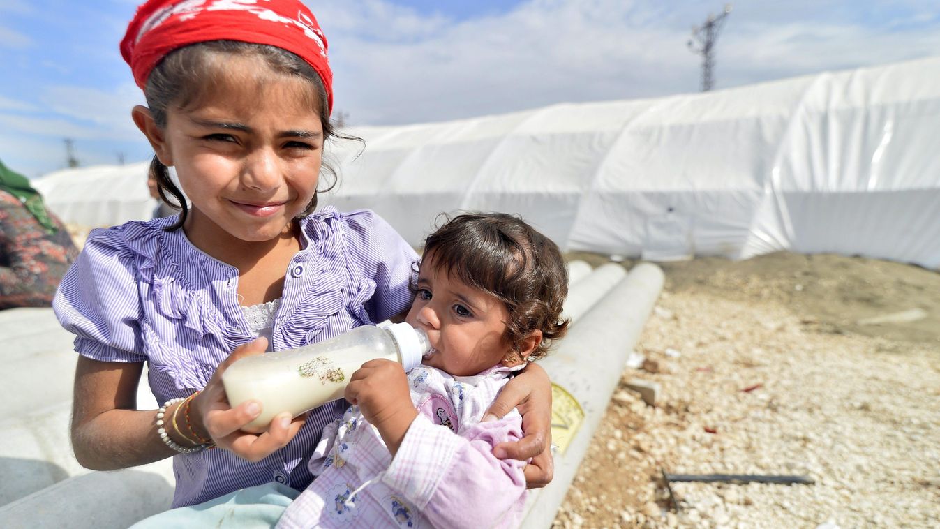 cumisüveg EGYÉB TÁRGY életkép etet FOTÓ FOTÓTÉMA gyermek kislány menekült menekülttábor sátor SZEMÉLY TÁRGY testvér refugee camp 