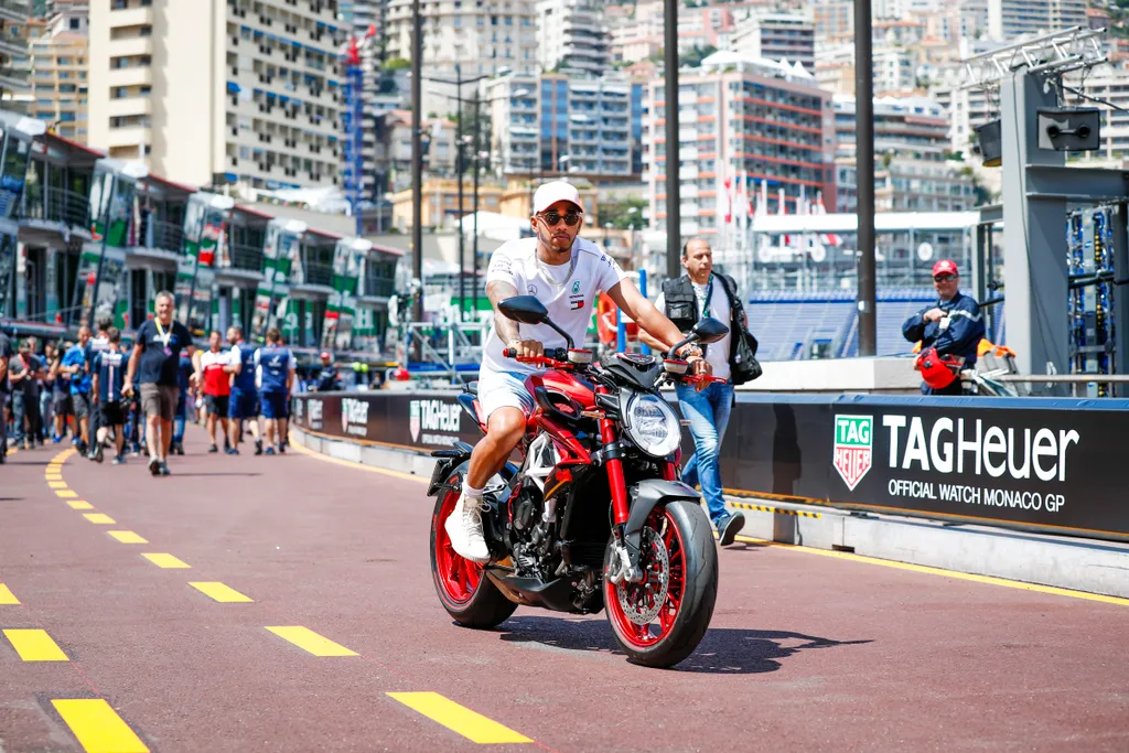 Előkészületek a Forma-1-es Monacói Nagydíjra, Lewis Hamilton az egyedi MV Augusta motorkerékpárján 