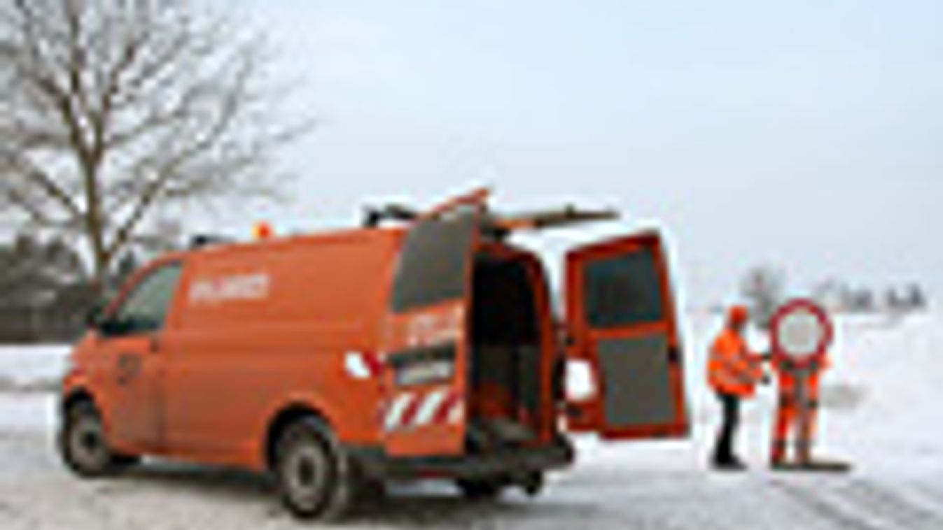 havazás, A közútkezelő munkatársai zárnak le hóátfúvás miatt egy utat a Zala megyei Újudvar közelében