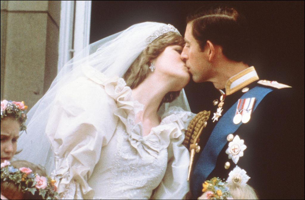 királyi esküvők
Prince Charles and Lady Diana Spencer's 1981 Wedding 
Horizontal BAISER FAMILLE ROYALE PRINCE PRINCESSE MARIAGE RELIGIEUX MARIAGE BALCON ROBE DE MARIEE 