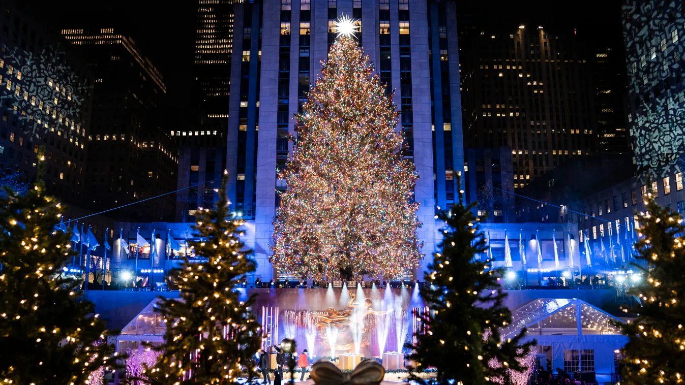 New York, 2021. december 2.
Fényárban úszik a New York-i Rockefeller Központ előtt felállított karácsonyfa 2021. december 1-jén, a karácsonyi égők ünnepélyes bekapcsolása után. A Rockefeller Központ előtt 89. alkalommal állítottak fel fenyőfát.
MTI/AP/Joh