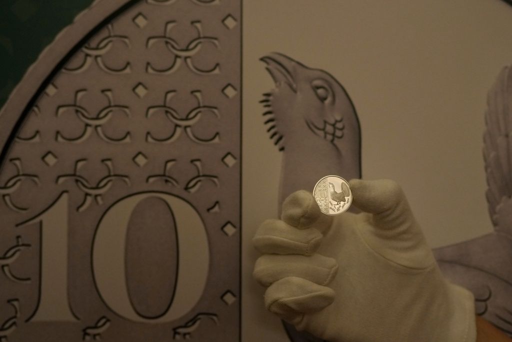 III. KÁROLY London, 2023. október 12.
A Brit Királyi Pénzverde egyik munkatársa mutatja az új 10 pennys érmét, amelyen a siketfajd motívuma látható a Londonban tartott sajtótájékoztatón 2023. október 12-én. A pénzverde tájékoztatása szerint ez év végén ke