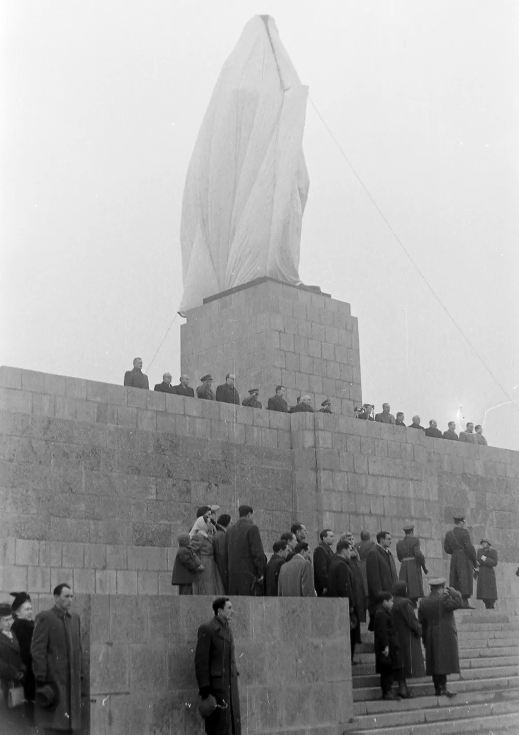 a mai Ötvenhatosok tere, Mikus Sándor szobrászművész alkotása, a Sztálin szobor avatása 1951. december 16-án. 
