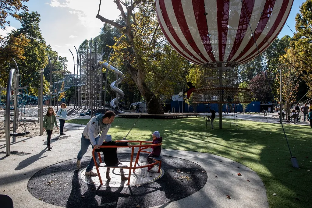 Liget Budapest Projekt 2021-ben is folytatódnak az átadások a Városligetben A több mint 13.000 négyzetméteres parkrészbe közel félszáz  különleges játékelemet állítottak fel_2019 októberében vették birtokba a gyerekek 